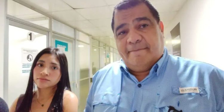 Abogados de Lesly Dayana durante una conferencia sobre la carpeta de investigación en Tabasco.