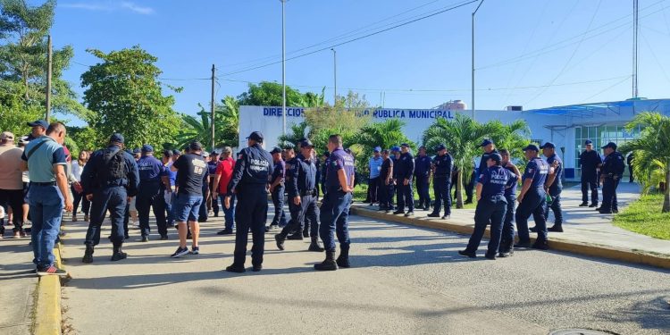 Policías paran en Nacajuca exigen seguros de vida reales