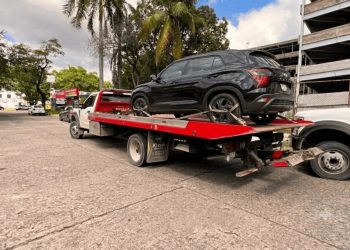Grúa realiza el arrastre de un automóvil conforme a las tarifas máximas establecidas en Tabasco.