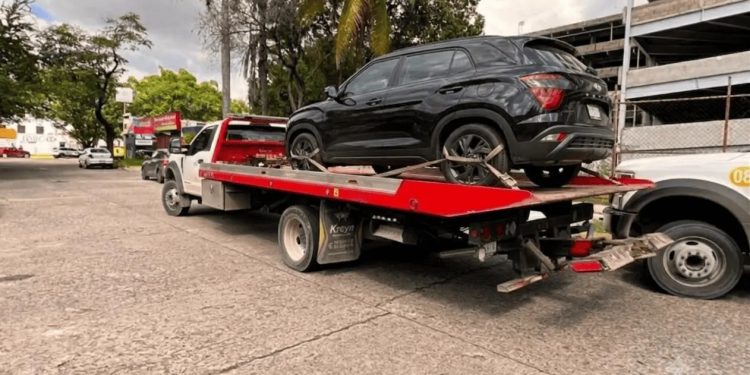 Grúa realiza el arrastre de un automóvil conforme a las tarifas máximas establecidas en Tabasco.