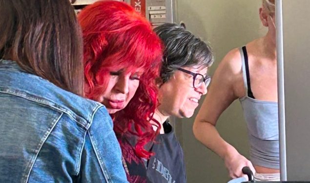 Layda Sansores y su hermana Laura durante un viaje en clase Premier con destino a Madrid, España.